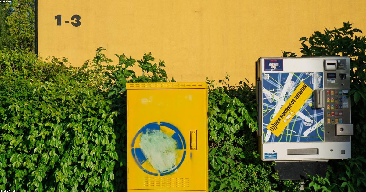 Grupo de músicos brasileiros contemporâneos tocando instrumentos tradicionais e modernos em um palco iluminado, simbolizando a fusão de ritmos.